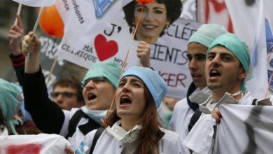 صورة فرنسا.. مئات الأطباء يلوحون بالاستقالة ويحذرون من “موت المستشفيات”