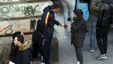 صورة الشرطة تُطلق حملة لملاحقة باعة السجائر المتجولين في باريس