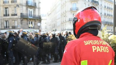 صورة اشتباكات في باريس بين الشرطة وأنصار “السترات الصفراء”