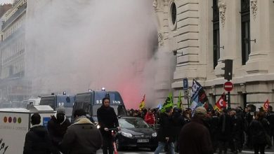 صورة متظاهرون يقتحمون مقر شركة مالية كبرى وسط باريس