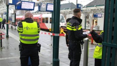 صورة حاول حرق القطار.. الشرطة الهولندية تعتقل رجلاً بعد العثور على “سائل غريب”