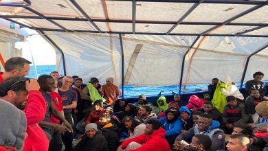 صورة السلطات الإيطالية تسمح لسفينة إنقاذ بإنزال 153 مهاجراً في صقلية