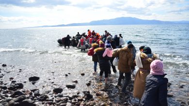 صورة حرس الحدود اليوناني يمنع عبور اللاجئين