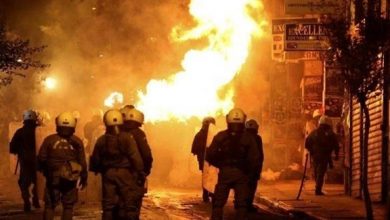 صورة أعمال شغب واشتباكات بين السكان والشرطة في اليونان
