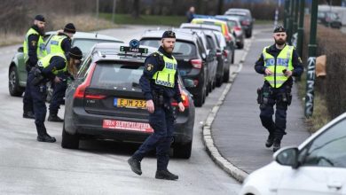 صورة الشرطة السويدية تستخدم “المسيل للدموع”  وتخلي مبنى حكومي للاشتباه بوجود قنبلة
