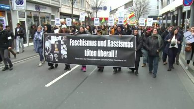 صورة متظاهرون في “هاناو” الألمانية ينددون بالتطرف اليميني والعنصرية