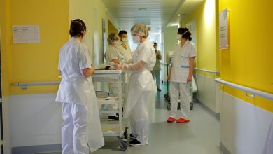 صورة فرنسا.. إصابة 40 عاملا في المجال الصحي ووفاة سادس طبيب بفيروس كورونا