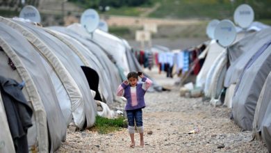 صورة بعد اصابة امرأة.. اليونان تتخوف من انتشار “كورونا” في مخيمات اللاجئين