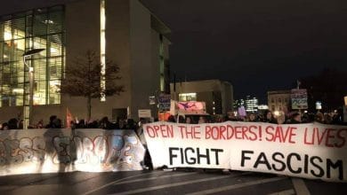 صورة “افتحوا الحدود”.. المان وسوريون يتظاهرون أمام مقر المستشارية في برلين