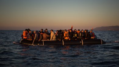 صورة رفضت الأوامر بإعادتهم.. سفينة دنماركية تنقل مهاجرين إلى اليونان