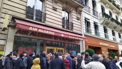 صورة طوابير أمام مكتب الخطوط الجوية الجزائرية في باريس