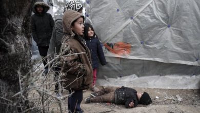 صورة “لا تتركوا أحدا على الحدود”.. حملة تضامنية لنقل اللاجئين العالقين في اليونان