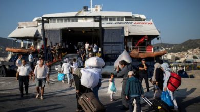 صورة اليونان تنقل المهاجرين من الجزر لترحيلهم إلى بلدانهم