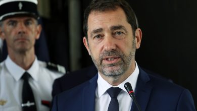 صورة وزير داخلية فرنسا يصف من يخرق الحجر الصحي بـ”الأحمق”