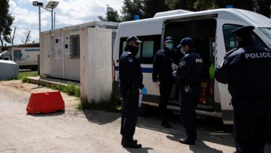صورة احتجاجات في مخيمات الجزر اليونانية والشرطة تستخدم الغاز لتفريقهم