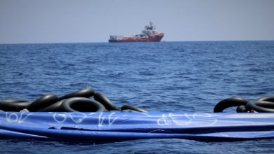 صورة لا تتركوهم يموتون.. نداء استغاثة لانقاذ 62 مهاجراً في عرض البحر ومالطا لا تستجيب