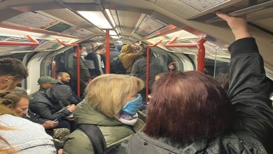 صورة بالصور.. ازدحام شديد في مترو لندن وركاب بدون كمامات