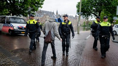 صورة الشرطة الهولندية تفرق مظاهرة ضد اجراءات كورونا في لاهاي