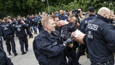 صورة الشرطة تعتقل محتجين ضد اجراءات العزل في برلين