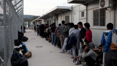 صورة اليونان تنقل مئات المهاجرين من مخيم “موريا” إلى البر الرئيسي