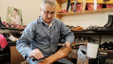 صورة بالصور .. صانع أحذية روماني يبتكر حذاء للتباعد الاجتماعي