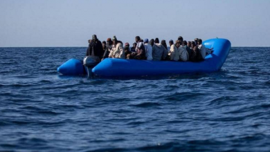 صورة وصول عشرات المهاجرين إلى جزيرة صقلية