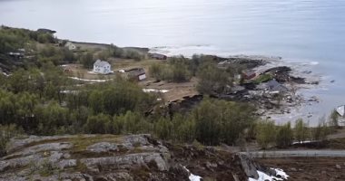 صورة البحر يبتلع قرية صغيرة في شمال النرويج