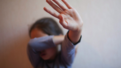 صورة توقيف معلمة سويدية بتهمة اغتصاب 16 طفلاً