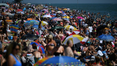 صورة في ظل كورونا .. مئات آلاف البريطانيين على الشواطئ دون التزام بالتباعد