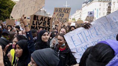 صورة عشرات الآلاف يتظاهرون وسط فيينا ضد العنصرية