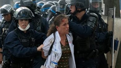 صورة غضب عارم في فرنسا بسبب عنف الشرطة مع ممرضة