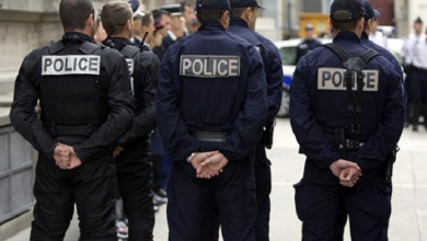 صورة فرنسا تمنع الشرطة من استخدام الخنق وتوقف تدريس تقنيته