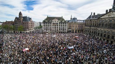 صورة وزير العدل الهولندي غاضب.. “ساحة الدم” تمتلئ بالمتظاهرين ضد العنصرية
