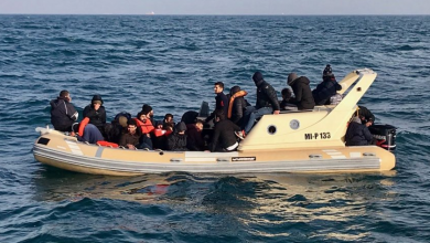 صورة السلطات الفرنسية تنقذ 21 مهاجراً أثناء محاولتهم العبور إلى بريطانيا