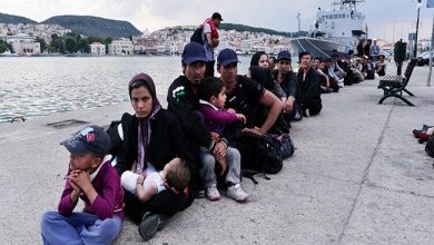 صورة اليونان تنقل مئات المهاجرين من مخيمات الجزر إلى البر الرئيسي