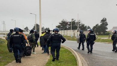 صورة الشرطة الفرنسية تعتقل مهاجرين بعد تفكيك مخيمهم في “كاليه”
