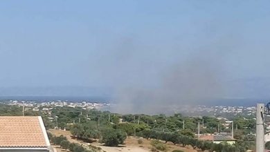 صورة اليونان تخلي بلدة ساحلية إثر اندلاع حريق في الغابات