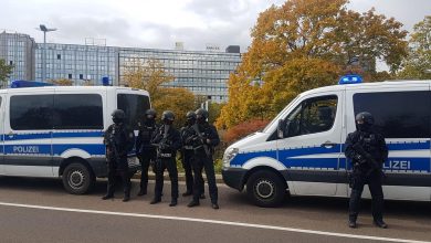 صورة بقوس وسهم.. الشرطة الألمانية تلاحق رجلاً استولى على أسلحة رجال الأمن