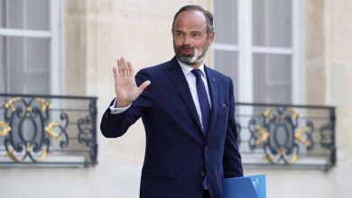 صورة رئيس الحكومة الفرنسية يقدم استقالته