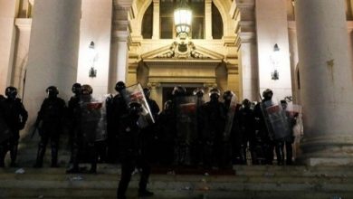 صورة صربيا.. المعارضة تقتحم البرلمان احتجاجا على اجراءات كورونا