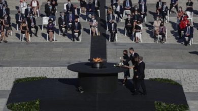 صورة إسبانيا تقيم مراسم تأبين لضحايا كورونا