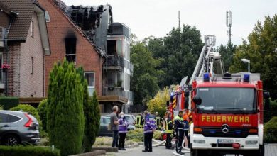 صورة مقتل 3 أشخاص في سقوط طائرة على مبنى سكني غرب المانيا
