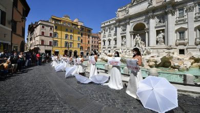 صورة بالصور.. عرائس ايطاليا يحتجون على حظر احتفالات الزفاف