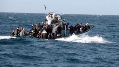 صورة “نيويورك تايمز” تتهم اليونان بطرد لاجئين.. وأثينا ترد