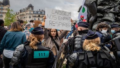 صورة احتجاجات في باريس ضد فرض ارتداء الكمامة.. والشرطة تغرم العشرات