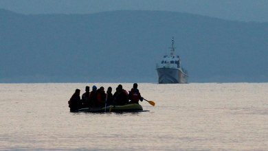 صورة بعد تحقيق “نيويورك تايمز”.. اليونان تنفي ترك طالبي اللجوء في البحر