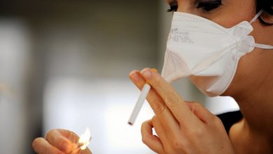 صورة بسبب “قواعد كورونا”.. كتالونيا تدرس حظر التدخين في الأماكن العامة