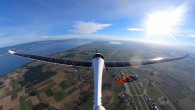 صورة “فيديو” سويسرا.. أول قفزة من طائرة تعمل بالطاقة الشمسية