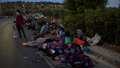 صورة “كارثة موريا”.. آلاف المهاجرين ينامون في العراء