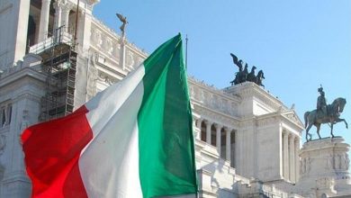 صورة استفتاء في إيطاليا حول تخفيض عدد أعضاء البرلمان